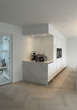 herinrichting begane grond met open keuken-Lin design-herinrichting-begane-grond,interieur-renovatie,keuken-interieur,keuken-met-kookeiland,keuken-op-maat,keuken-renovatie,moderne-keuken,open-keuken,open-woonruimte,renovatie-amstelveen,woning-renovatie,woning-verbouwing-OBLY