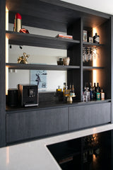 interieurontwerp met leefkeuken en maatwerk wandmeubel-Studio Thirty Two-binnenhuisarchitect,interieur renovatie,leefkeuken,maatwerk wandmeubel,moderne keuken,open keuken,renovatie woning,Woonkamer,woonkamer ontwerp-Maatwerk interieur | Moderne woonkamer & luxe keuken-OBLY