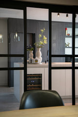 interieurontwerp met leefkeuken en maatwerk wandmeubel-Studio Thirty Two-binnenhuisarchitect,interieur renovatie,leefkeuken,maatwerk wandmeubel,moderne keuken,open keuken,renovatie woning,Woonkamer,woonkamer ontwerp-Maatwerk interieur | Moderne woonkamer & luxe keuken-OBLY