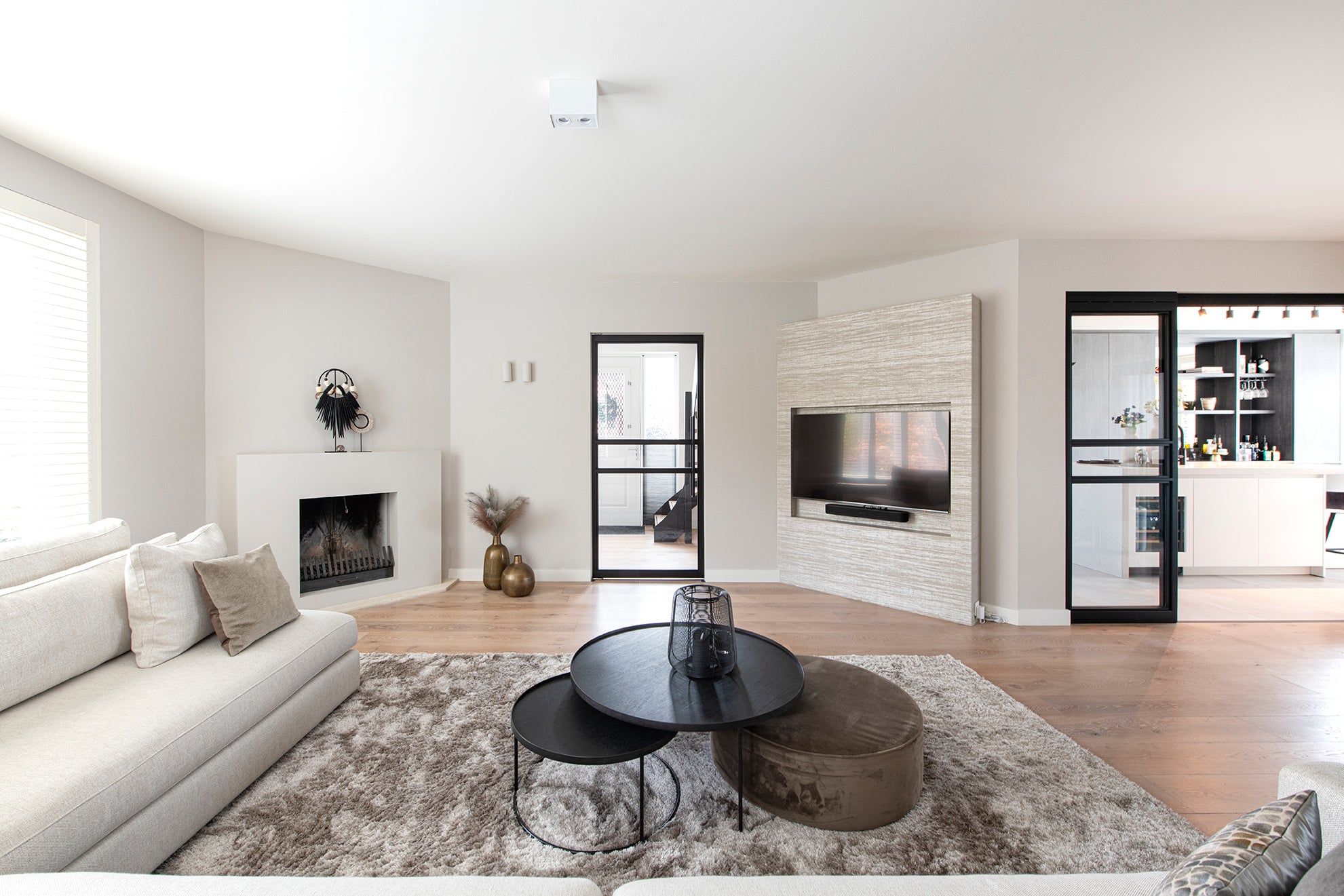 interieurontwerp met leefkeuken en maatwerk wandmeubel-Studio Thirty Two-binnenhuisarchitect,interieur renovatie,leefkeuken,maatwerk wandmeubel,moderne keuken,open keuken,renovatie woning,Woonkamer,woonkamer ontwerp-Maatwerk interieur | Moderne woonkamer & luxe keuken-OBLY