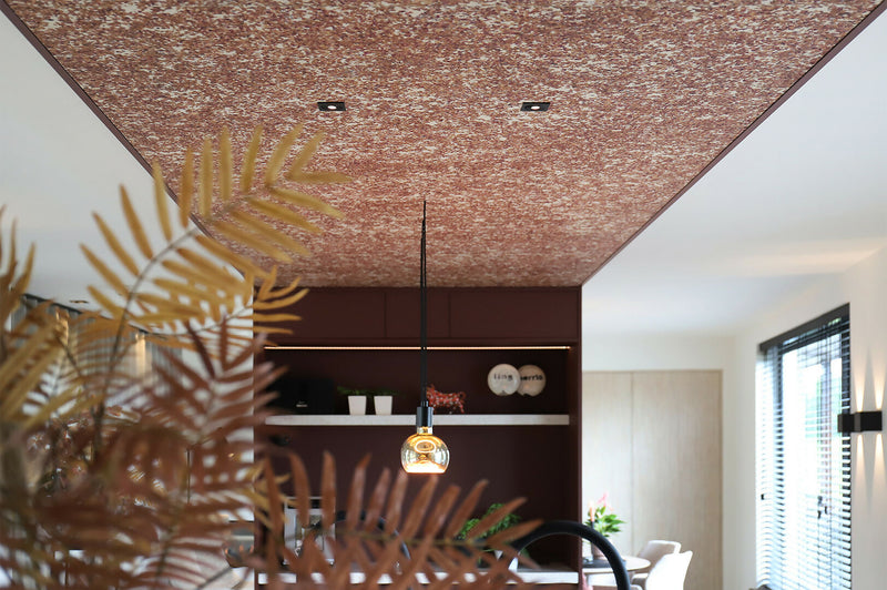 Keuken met plafond van gedroogde rozenblaadjes