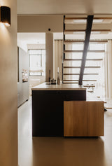 Luxe loft in oude textielfabriek met maatwerk keuken en designtrap