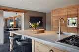landelijke maatwerk keuken met kookeiland-voermans-beton-keukenblad,betonnen-werkblad,design-keuken,houten-keuken,keuken-eiland,keuken-inspiratie,keuken-met-kookeiland,keuken-met-zitplaatsen,keuken-op-maat,landelijke-keuken,landelijke-woonkeuken,maatwerk-keuken,robuuste-keuken,woonkeuken-landelijke maatwerk keuken met betonnen werkblad-OBLY