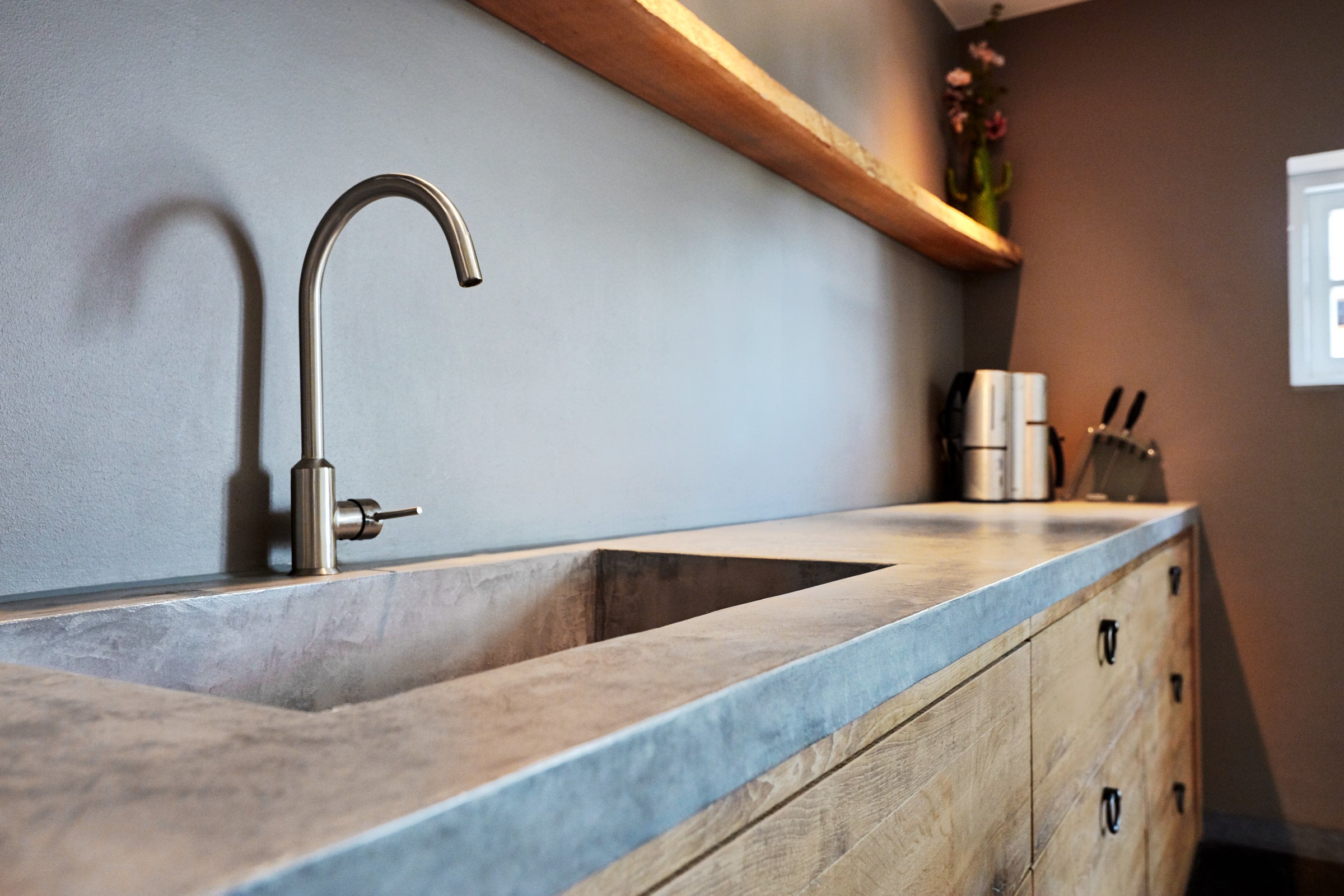 landelijke maatwerk keuken met kookeiland-voermans-beton-keukenblad,betonnen-werkblad,design-keuken,houten-keuken,keuken-eiland,keuken-inspiratie,keuken-met-kookeiland,keuken-met-zitplaatsen,keuken-op-maat,landelijke-keuken,landelijke-woonkeuken,maatwerk-keuken,robuuste-keuken,woonkeuken-landelijke maatwerk keuken met betonnen werkblad-OBLY