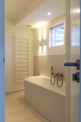 luxe compacte badkamer-Jessica Kuhne-Badkamer-Stijlvolle en functionele luxe compacte badkameroplossing-OBLY