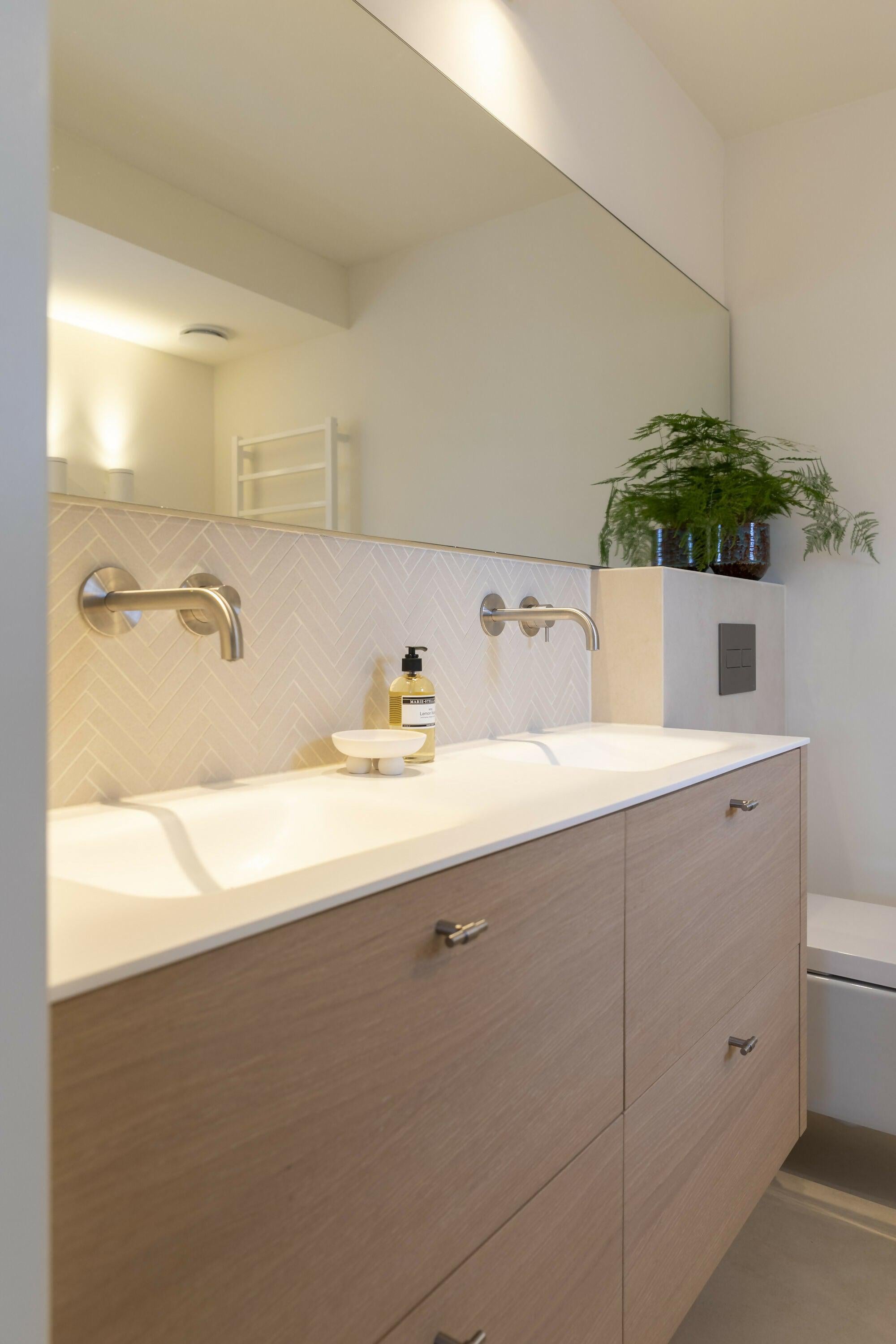 luxe compacte badkamer-Jessica Kuhne-Badkamer,Compacte badkamer,Kleine badkamer,Moderne sanitair stijl,Ruimtebesparend ontwerp,Tijdloze badkamer-Stijlvolle en functionele luxe compacte badkameroplossing-OBLY