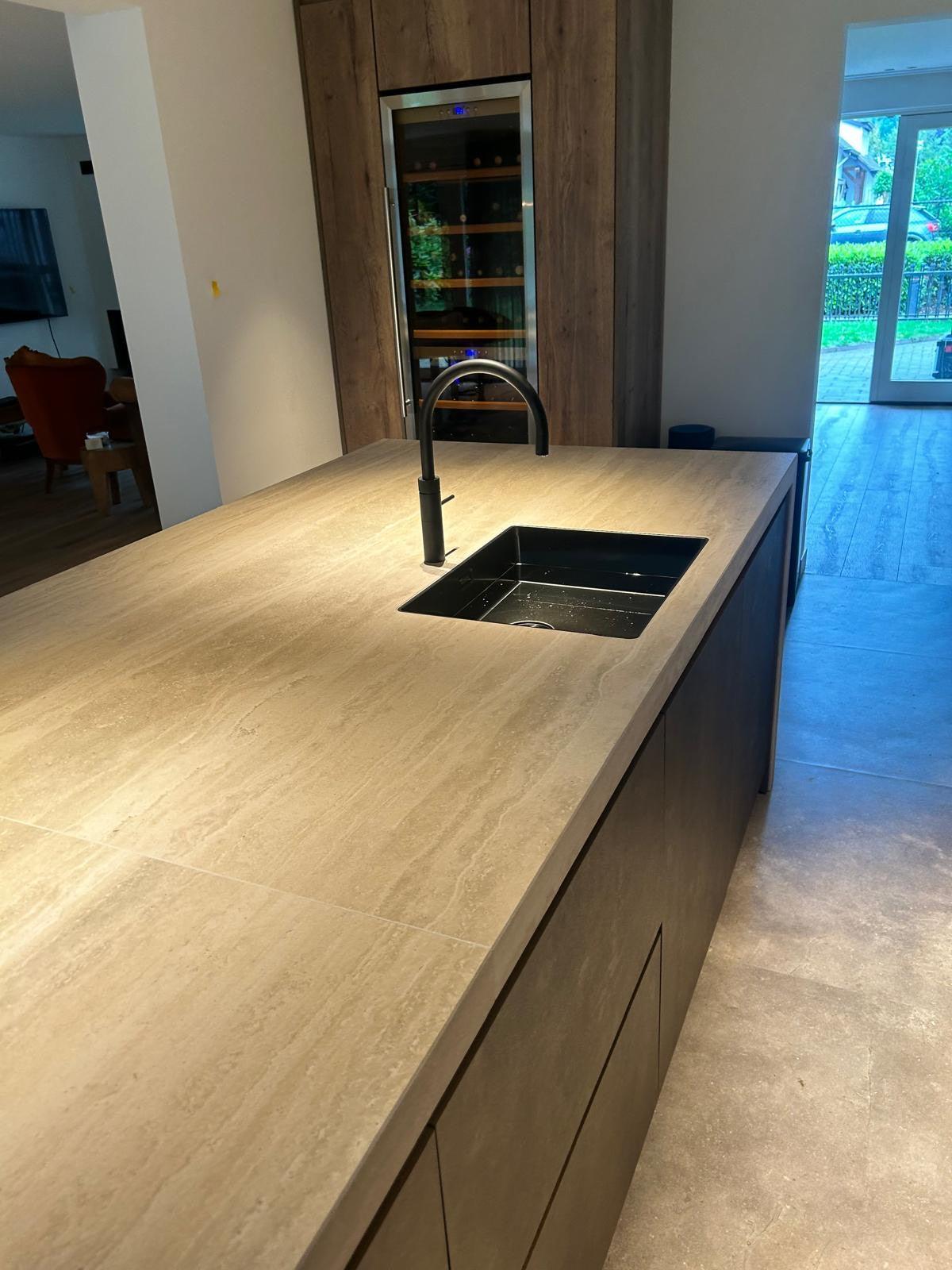 luxe maatwerk keuken met groot kookeiland en houtfronten-voermans-design-keuken,greeploze-keuken,groot-kookeiland,keuken-inspiratie,keuken-interieur,keuken-met-kookeiland,keuken-met-wijnklimaatkast,keuken-op-maat,luxe-keuken,luxe-woonkeuken,maatwerk-keuken,moderne-keuken,moderne-woonkeuken,woonkeuken-luxe maatwerk keuken met groot kookeiland-OBLY