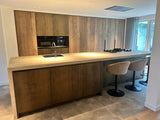 luxe maatwerk keuken met groot kookeiland en houtfronten-voermans-design-keuken,greeploze-keuken,groot-kookeiland,keuken-inspiratie,keuken-interieur,keuken-met-kookeiland,keuken-met-wijnklimaatkast,keuken-op-maat,luxe-keuken,luxe-woonkeuken,maatwerk-keuken,moderne-keuken,moderne-woonkeuken,woonkeuken-luxe maatwerk keuken met groot kookeiland-OBLY