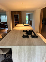 luxe maatwerk keuken met groot kookeiland en houtfronten-voermans-design-keuken,greeploze-keuken,groot-kookeiland,keuken-inspiratie,keuken-interieur,keuken-met-kookeiland,keuken-met-wijnklimaatkast,keuken-op-maat,luxe-keuken,luxe-woonkeuken,maatwerk-keuken,moderne-keuken,moderne-woonkeuken,woonkeuken-luxe maatwerk keuken met groot kookeiland-OBLY