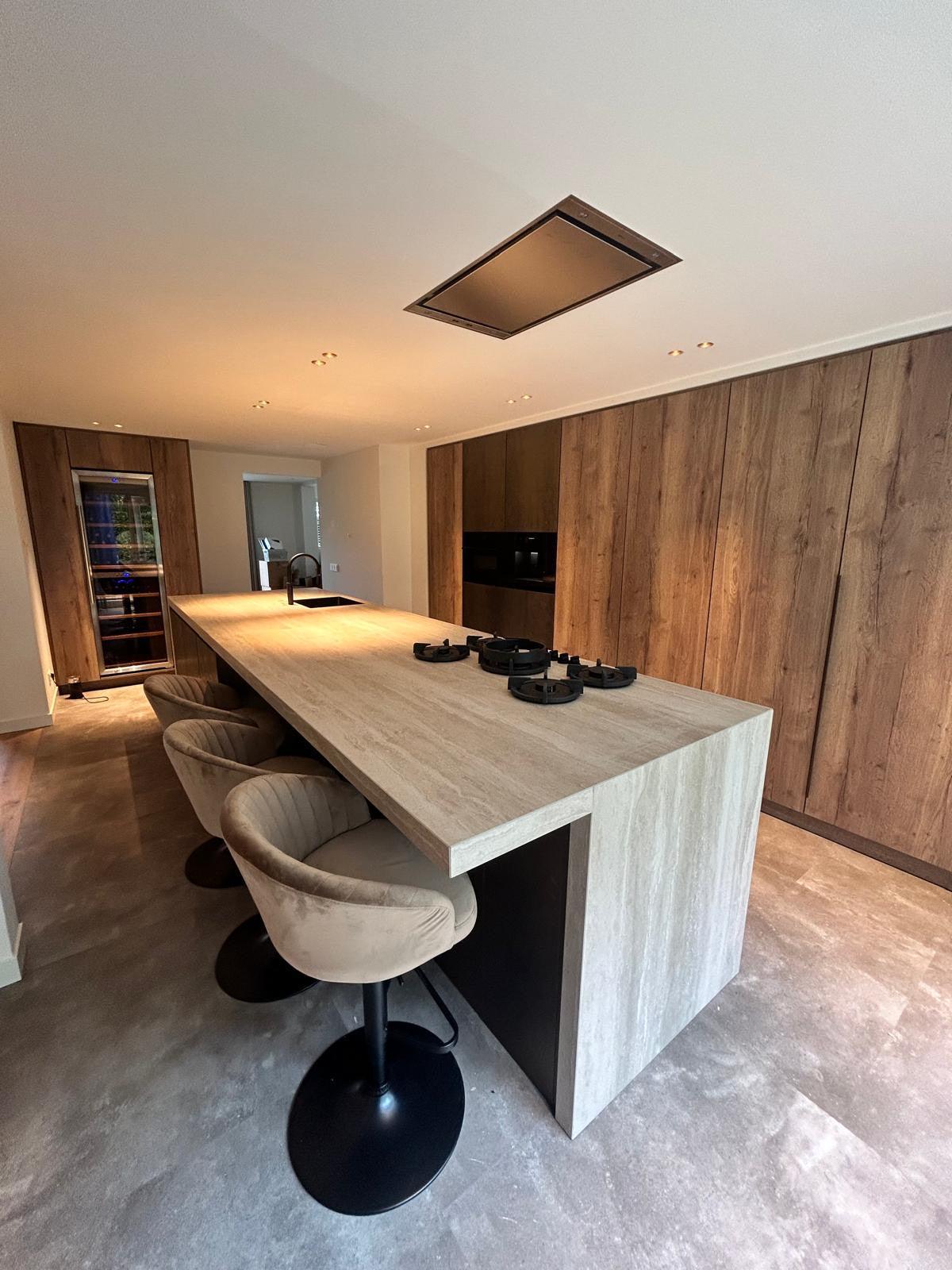 luxe maatwerk keuken met groot kookeiland en houtfronten-voermans-design-keuken,greeploze-keuken,groot-kookeiland,keuken-inspiratie,keuken-interieur,keuken-met-kookeiland,keuken-met-wijnklimaatkast,keuken-op-maat,luxe-keuken,luxe-woonkeuken,maatwerk-keuken,moderne-keuken,moderne-woonkeuken,woonkeuken-luxe maatwerk keuken met groot kookeiland-OBLY