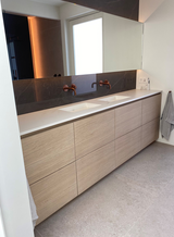 maatwerk badkamermeubel en eiken kastenwand op maat-voermans-badkamermeubel-op-maat,design-interieur,dubbele-wastafel,eiken-kastenwand,houten-badkamermeubel,interieur-inspiratie,kastenwand-op-maat,maatwerk-badkamermeubel,maatwerk-interieur,maatwerk-kast,modern-badkamermeubel,open-kastenwand-OBLY