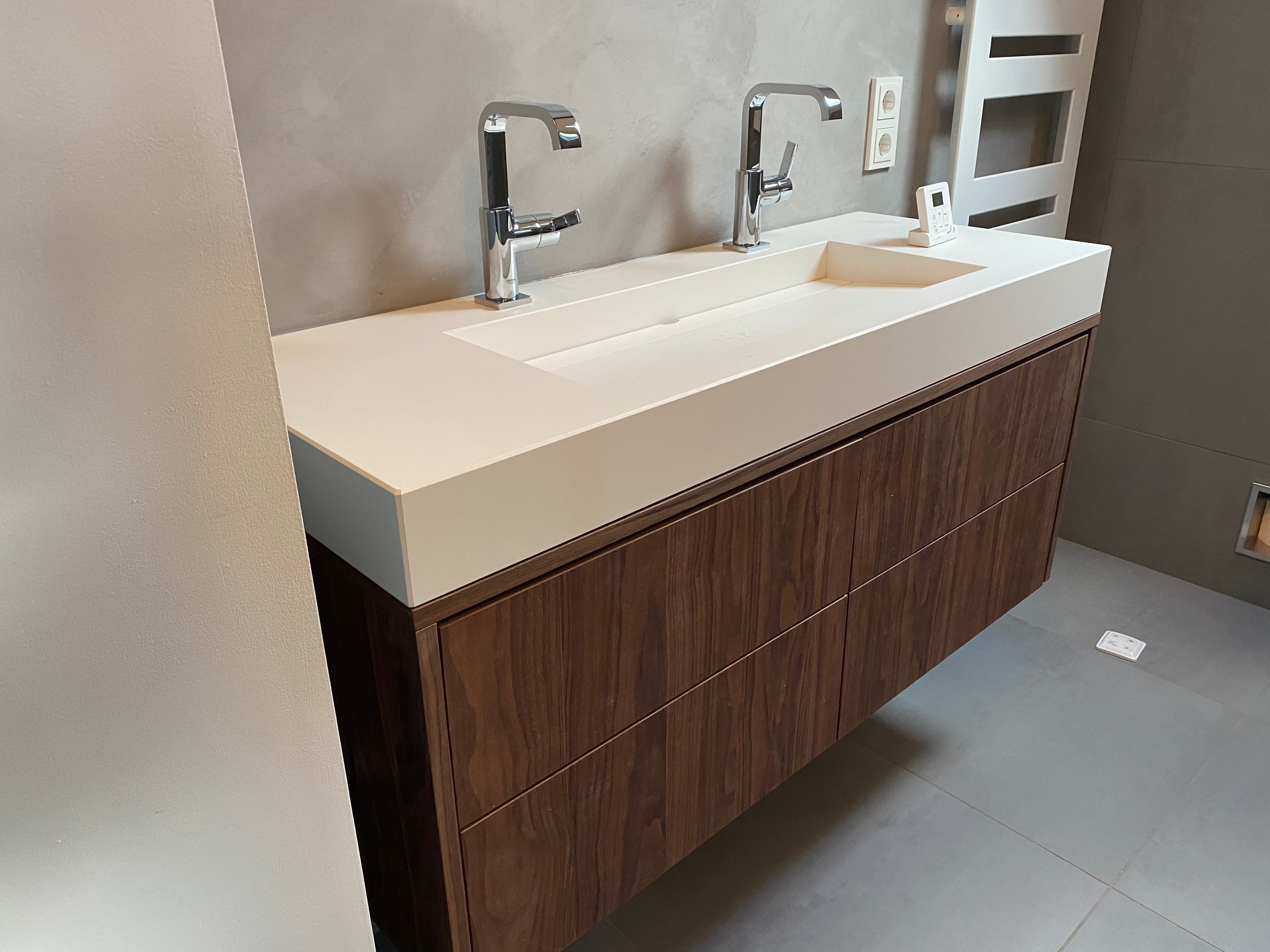 maatwerk badkamermeubel met dubbele wastafel en notenhout-voermans-badkamer-interieur,badkamermeubel,badkamermeubel-met-lades,design-badkamer,dubbele-wastafel,luxe-badkamer,maatwerk-badkamermeubel,moderne-badkamer,notenhout,solid-surface-wastafel,zwevend-badkamermeubel-maatwerk badkamermeubel met dubbele wastafel-OBLY