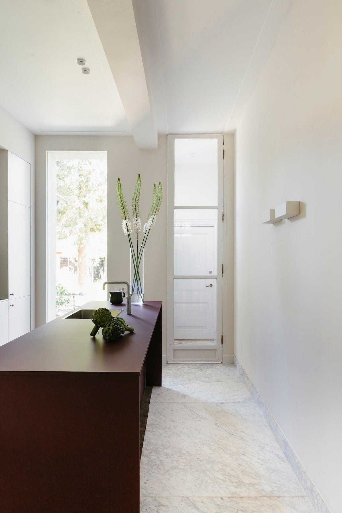 maatwerk design keuken met bordeaux rood kookeiland-voermans-bordeaux-keuken,design-interieur,design-keuken,interieurbouw-keuken,keuken-op-maat,luxe-keuken,maatwerk-keuken,maatwerk-kookeiland,minimalistische-keuken,moderne-keuken,moderne-keuken-inspiratie,rode-keuken-maatwerk design keuken met bordeaux kookeiland-OBLY