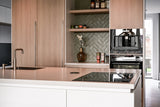 maatwerk interieur met wandkast en moderne leefkeuken-Studio Thirty Two-interieur-ontwerp,interieur-renovatie,maatwerk-interieur,maatwerk-kasten,maatwerk-wandkast,modern-interieur,moderne-keuken,open-leefruimte,woning-verbouwing,Woonkamer,woonkamer-ontwerp-OBLY