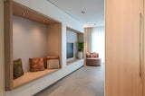 maatwerk interieur met wandkast en moderne leefkeuken-Studio Thirty Two-interieur-ontwerp,interieur-renovatie,maatwerk-interieur,maatwerk-kasten,maatwerk-wandkast,modern-interieur,moderne-keuken,open-leefruimte,woning-verbouwing,Woonkamer,woonkamer-ontwerp-OBLY
