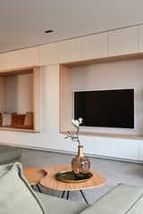 maatwerk interieur met wandkast en moderne leefkeuken-Studio Thirty Two-interieur-ontwerp,interieur-renovatie,maatwerk-interieur,maatwerk-kasten,maatwerk-wandkast,modern-interieur,moderne-keuken,open-leefruimte,woning-verbouwing,Woonkamer,woonkamer-ontwerp-OBLY