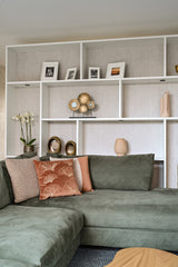 maatwerk interieur met wandkast en moderne leefkeuken-Studio Thirty Two-interieur-ontwerp,interieur-renovatie,maatwerk-interieur,maatwerk-kasten,maatwerk-wandkast,modern-interieur,moderne-keuken,open-leefruimte,woning-verbouwing,Woonkamer,woonkamer-ontwerp-OBLY