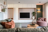 maatwerk interieur met wandkast en moderne leefkeuken-Studio Thirty Two-interieur-ontwerp,interieur-renovatie,maatwerk-interieur,maatwerk-kasten,maatwerk-wandkast,modern-interieur,moderne-keuken,open-leefruimte,woning-verbouwing,Woonkamer,woonkamer-ontwerp-OBLY