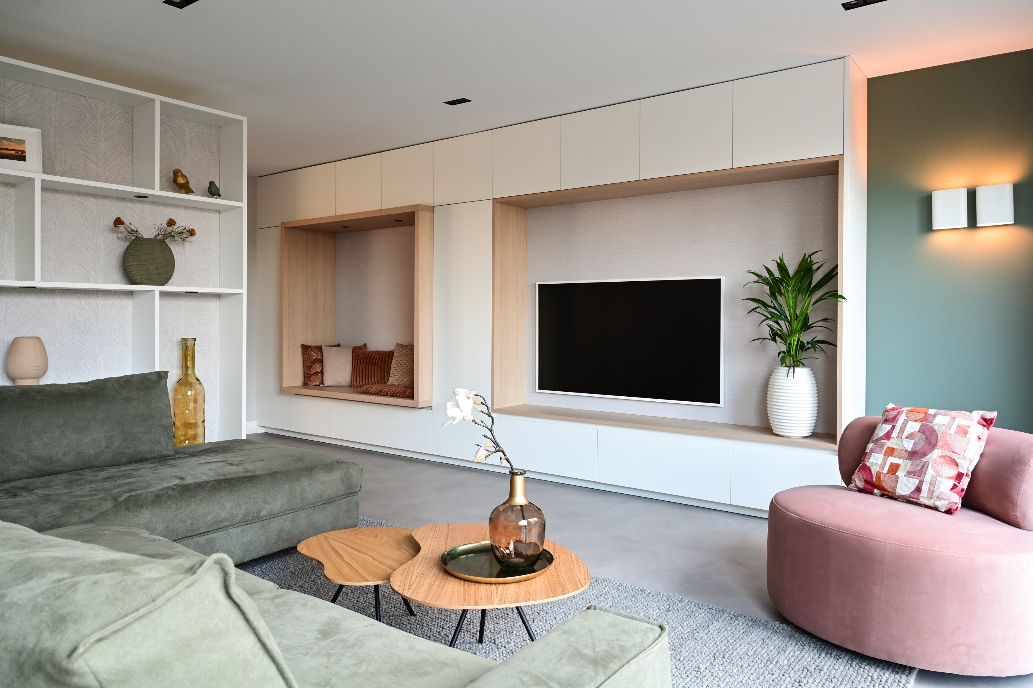 maatwerk interieur met wandkast en moderne leefkeuken-Studio Thirty Two-interieur-ontwerp,interieur-renovatie,maatwerk-interieur,maatwerk-kasten,maatwerk-wandkast,modern-interieur,moderne-keuken,open-leefruimte,woning-verbouwing,Woonkamer,woonkamer-ontwerp-OBLY
