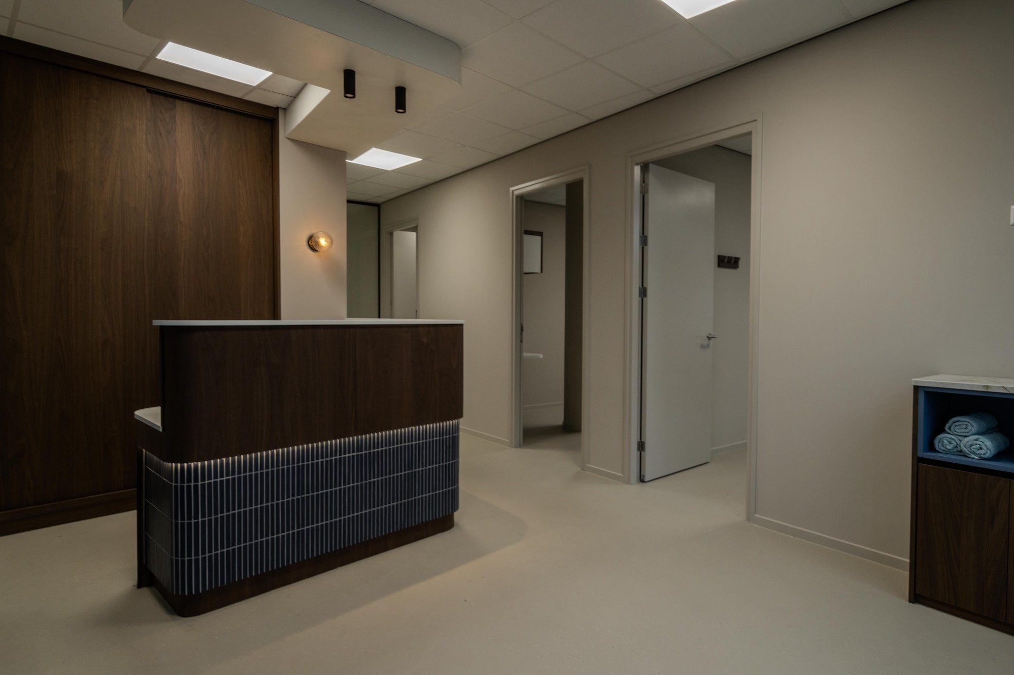 maatwerk interieur voor praktijkruimte en receptiebalie-voermans-design-interieur,interieur-op-maat,maatwerk-balie,maatwerk-interieur,maatwerk-kasten,maatwerk-meubilair,praktijkinrichting,praktijkinterieur,praktijkruimte-interieur,receptiebalie,wachtruimte-interieur,zakelijke-interieurbouw-maatwerk praktijkinterieur met receptiebalie-OBLY