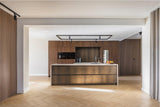 maatwerk keuken en tv-meubel met haardwand-voermans-design-keuken,haardwand,houten-keuken,kastenwand-keuken,keuken-interieur,keuken-met-kookeiland,luxe-interieur,maatwerk-interieur,maatwerk-keuken,maatwerk-tv-meubel,moderne-keuken,moderne-woonkamer,tv-meubel-op-maat,woonkamer-interieur-Maatwerk donker eiken keuken en tv-meubel -OBLY