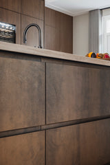 maatwerk keuken en tv-meubel met haardwand-voermans-design-keuken,haardwand,houten-keuken,kastenwand-keuken,keuken-interieur,keuken-met-kookeiland,luxe-interieur,maatwerk-interieur,maatwerk-keuken,maatwerk-tv-meubel,moderne-keuken,moderne-woonkamer,tv-meubel-op-maat,woonkamer-interieur-Maatwerk donker eiken keuken en tv-meubel -OBLY