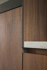 maatwerk keuken en tv-meubel met haardwand-voermans-design-keuken,haardwand,houten-keuken,kastenwand-keuken,keuken-interieur,keuken-met-kookeiland,luxe-interieur,maatwerk-interieur,maatwerk-keuken,maatwerk-tv-meubel,moderne-keuken,moderne-woonkamer,tv-meubel-op-maat,woonkamer-interieur-Maatwerk donker eiken keuken en tv-meubel -OBLY