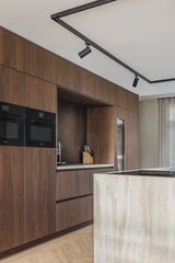 maatwerk keuken en tv-meubel met haardwand-voermans-design-keuken,haardwand,houten-keuken,kastenwand-keuken,keuken-interieur,keuken-met-kookeiland,luxe-interieur,maatwerk-interieur,maatwerk-keuken,maatwerk-tv-meubel,moderne-keuken,moderne-woonkamer,tv-meubel-op-maat,woonkamer-interieur-Maatwerk donker eiken keuken en tv-meubel -OBLY