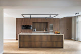 maatwerk keuken en tv-meubel met haardwand-voermans-design-keuken,haardwand,houten-keuken,kastenwand-keuken,keuken-interieur,keuken-met-kookeiland,luxe-interieur,maatwerk-interieur,maatwerk-keuken,maatwerk-tv-meubel,moderne-keuken,moderne-woonkamer,tv-meubel-op-maat,woonkamer-interieur-Maatwerk donker eiken keuken en tv-meubel -OBLY