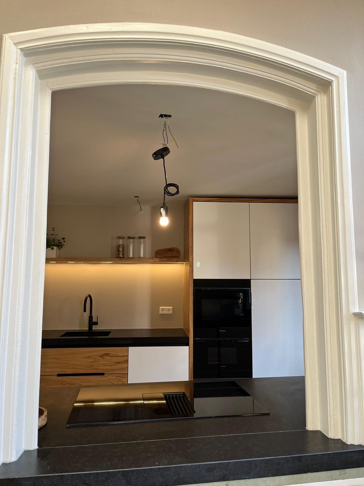 maatwerk keuken met houtfineer fronten en zwart werkblad-voermans-design-keuken,houtfineer-keuken,keuken-inspiratie,keuken-interieur,keuken-met-kookeiland,keuken-met-zwart-werkblad,keuken-op-maat,luxe-keuken,maatwerk-keuken,minimalistische-keuken,moderne-keuken,moderne-woonkeuken,woonkeuken-maatwerk keuken met houtfineer en zwart werkblad-OBLY