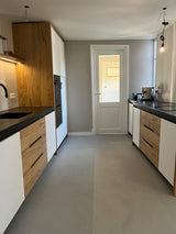 maatwerk keuken met houtfineer fronten en zwart werkblad-voermans-design-keuken,houtfineer-keuken,keuken-inspiratie,keuken-interieur,keuken-met-kookeiland,keuken-met-zwart-werkblad,keuken-op-maat,luxe-keuken,maatwerk-keuken,minimalistische-keuken,moderne-keuken,moderne-woonkeuken,woonkeuken-maatwerk keuken met houtfineer en zwart werkblad-OBLY