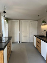 maatwerk keuken met houtfineer fronten en zwart werkblad-voermans-design-keuken,houtfineer-keuken,keuken-inspiratie,keuken-interieur,keuken-met-kookeiland,keuken-met-zwart-werkblad,keuken-op-maat,luxe-keuken,maatwerk-keuken,minimalistische-keuken,moderne-keuken,moderne-woonkeuken,woonkeuken-maatwerk keuken met houtfineer en zwart werkblad-OBLY