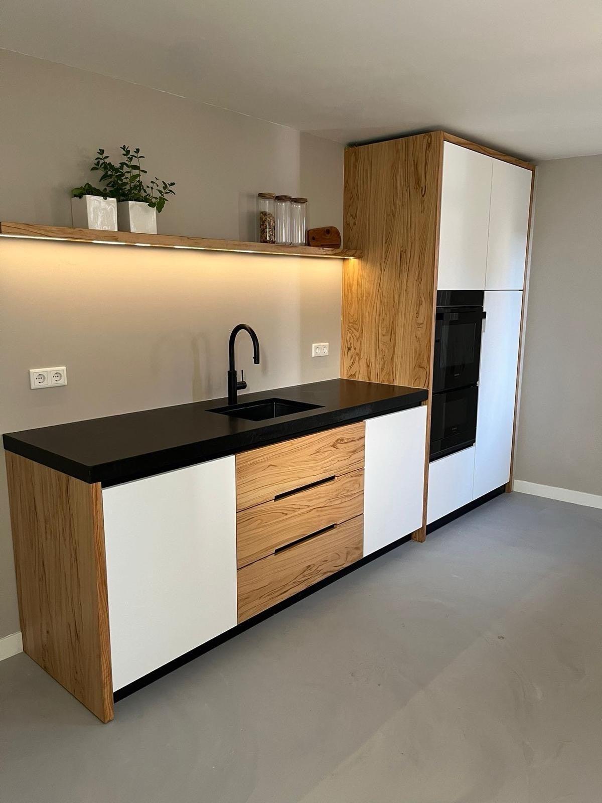 maatwerk keuken met houtfineer fronten en zwart werkblad-voermans-design-keuken,houtfineer-keuken,keuken-inspiratie,keuken-interieur,keuken-met-kookeiland,keuken-met-zwart-werkblad,keuken-op-maat,luxe-keuken,maatwerk-keuken,minimalistische-keuken,moderne-keuken,moderne-woonkeuken,woonkeuken-maatwerk keuken met houtfineer en zwart werkblad-OBLY