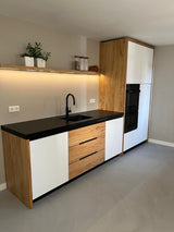 maatwerk keuken met houtfineer fronten en zwart werkblad-voermans-design-keuken,houtfineer-keuken,keuken-inspiratie,keuken-interieur,keuken-met-kookeiland,keuken-met-zwart-werkblad,keuken-op-maat,luxe-keuken,maatwerk-keuken,minimalistische-keuken,moderne-keuken,moderne-woonkeuken,woonkeuken-maatwerk keuken met houtfineer en zwart werkblad-OBLY