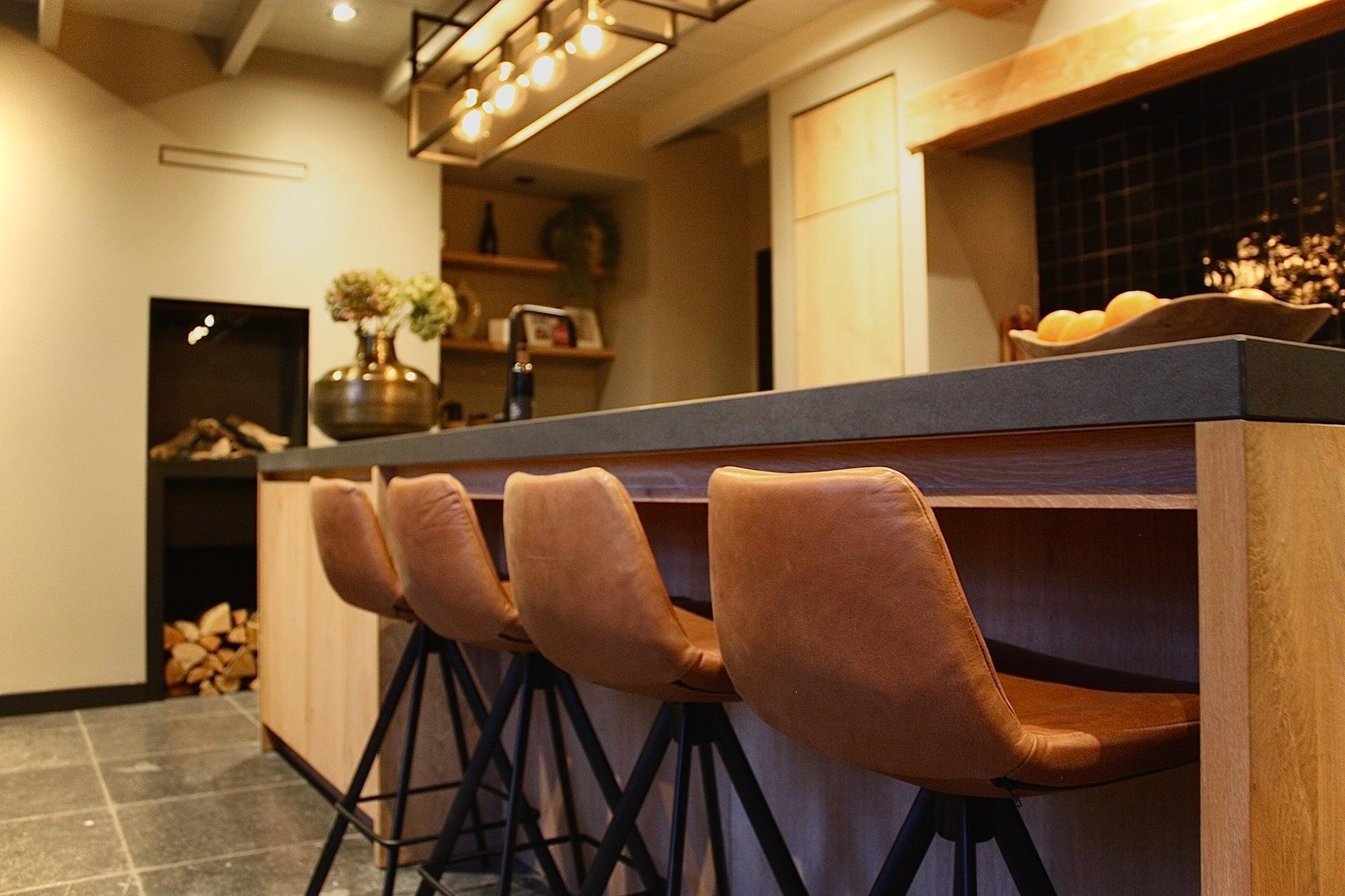 maatwerk keuken met kookeiland en bar-voermans-design-keuken,houten-keuken,keuken-interieur,keuken-met-bar,keuken-met-barkrukken,keuken-met-kookeiland,keuken-op-maat,kookeiland-met-bar,luxe-keuken,maatwerk-keuken,maatwerk-keuken-kasten,moderne-keuken-OBLY