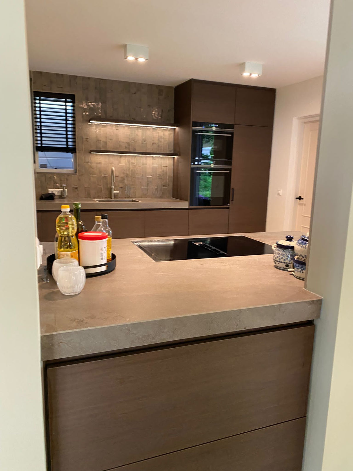 maatwerk keuken met kookeiland en warme houtlook fronten-voermans-design-keuken,greeploze-keuken,keuken-inspiratie,keuken-interieur,keuken-met-kastenwand,keuken-met-kookeiland,keuken-met-wandtegels,maatwerk-keuken,moderne-keuken,moderne-woonkeuken,woonkeuken-maatwerk keuken met kookeiland en houtlook fronten-OBLY