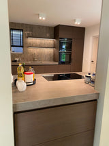 maatwerk keuken met kookeiland en warme houtlook fronten-voermans-design-keuken,greeploze-keuken,keuken-inspiratie,keuken-interieur,keuken-met-kastenwand,keuken-met-kookeiland,keuken-met-wandtegels,maatwerk-keuken,moderne-keuken,moderne-woonkeuken,woonkeuken-maatwerk keuken met kookeiland en houtlook fronten-OBLY