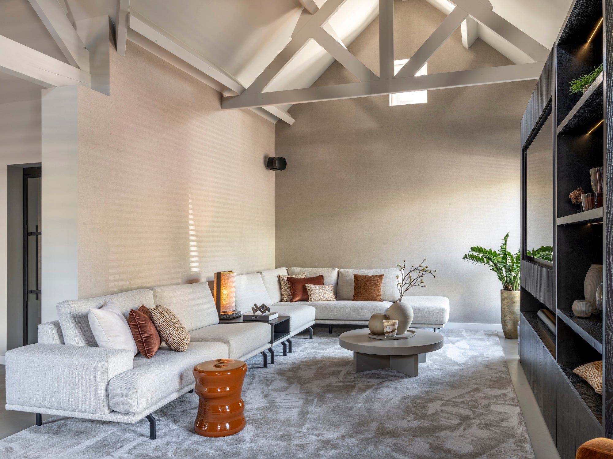 maatwerk tv-wand in woonkamer met hoog plafond-voermans-design-woonkamer,kastenwand-woonkamer,luxe-woonkamer,maatwerk-interieur,maatwerk-kastenwand,maatwerk-meubel,maatwerk-tv-meubel,maatwerk-tv-wand,moderne-woonkamer,tv-wand-op-maat,woonkamer-interieur-maatwerk kastenwand in moderne woonkamer-OBLY
