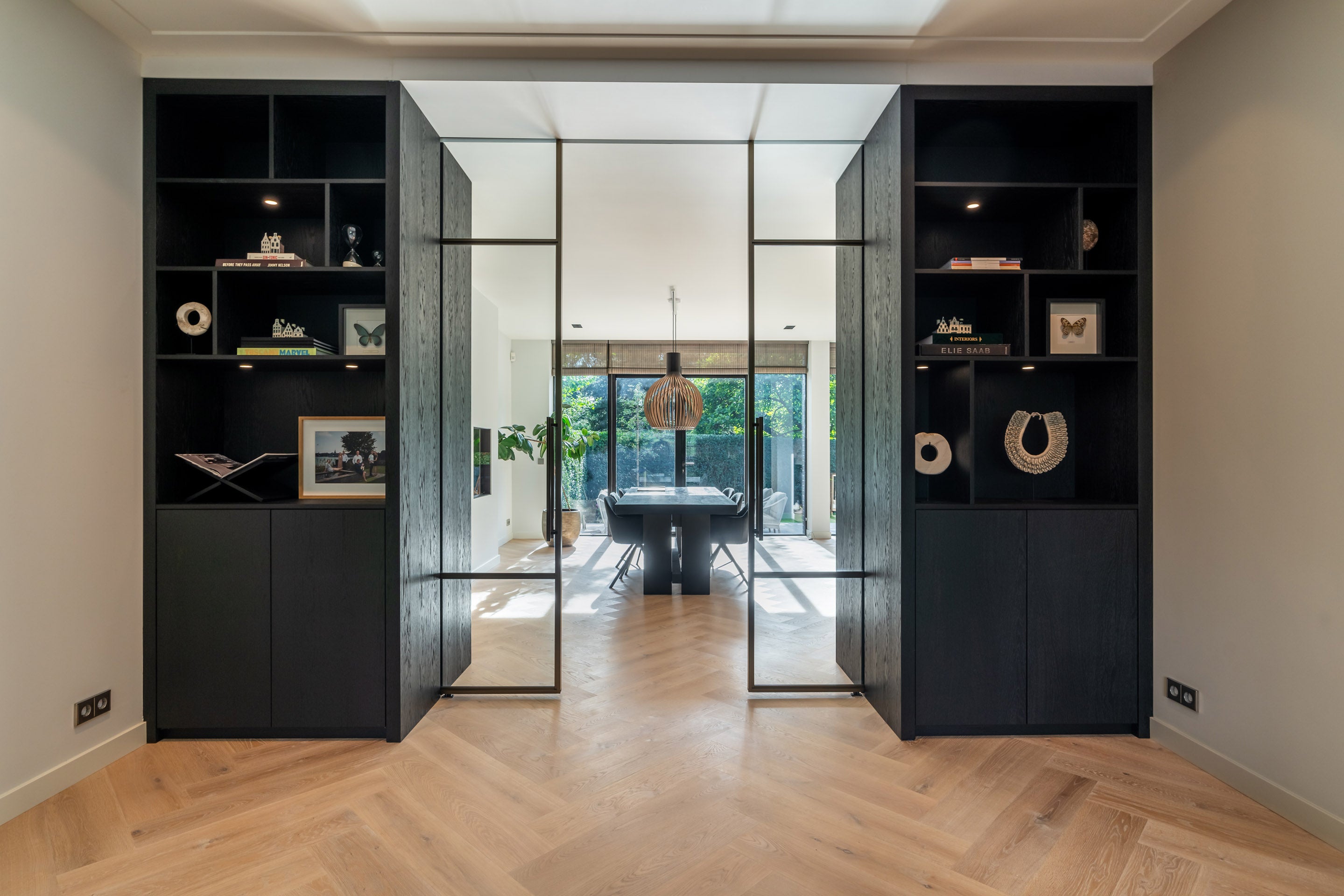 Maatwerk ensuitekast met schuifseparatie tussen de woonkamer en leefkeuken, gerealiseerd door Peters Interieurbouw.
