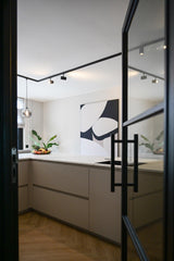 moderne interieur renovatie met luxe keuken en open leefruimte-Studio Thirty Two-Interieur,interieur-renovatie,keuken-met-kookeiland,luxe-interieur,maatwerk-interieur,modern-interieur,moderne-keuken,open-leefruimte,stalen-deuren,woning-verbouwing,woonkamer-renovatie-luxe keuken met kookeiland en moderne open leefruimte-OBLY