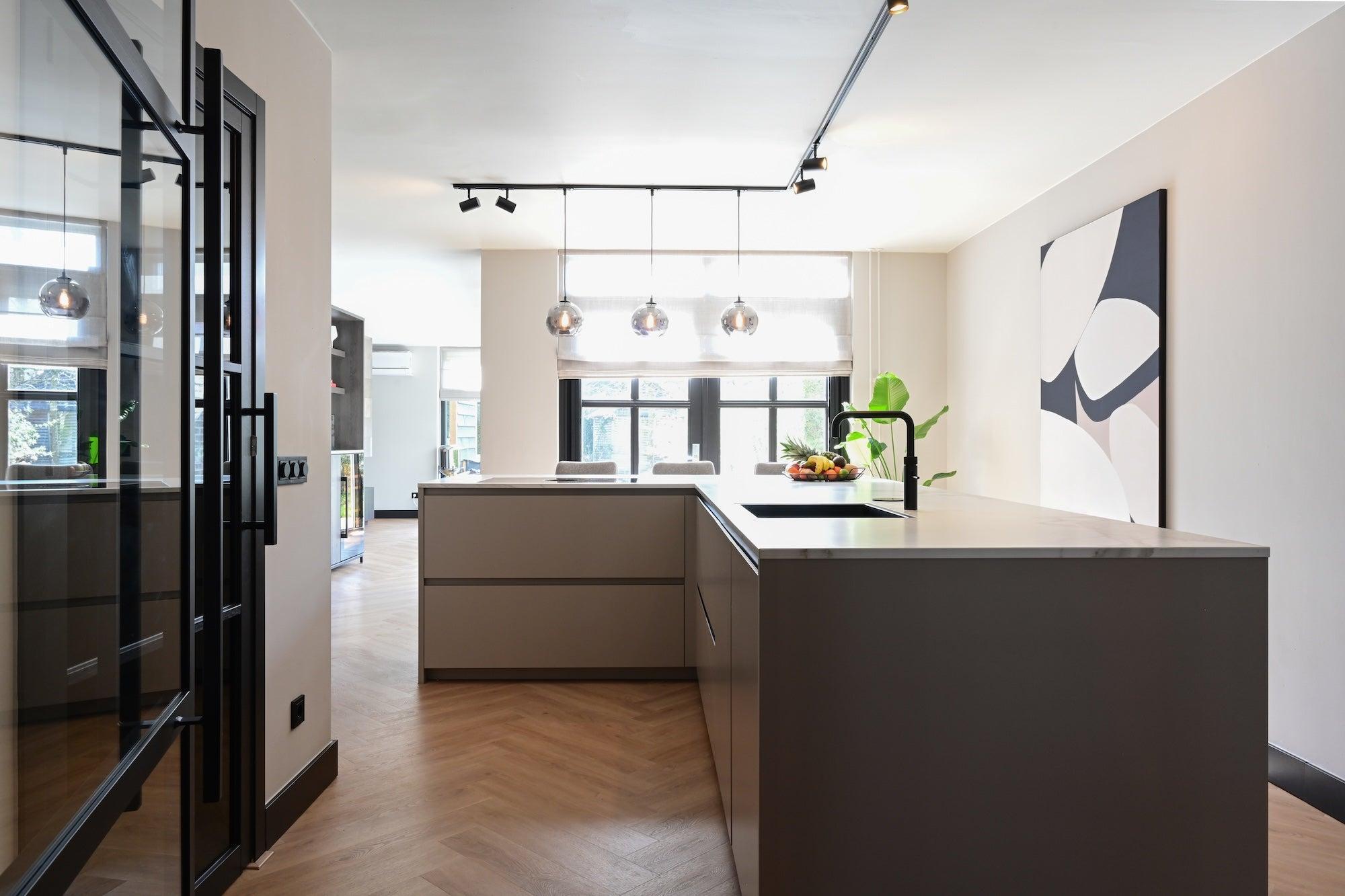 moderne interieur renovatie met luxe keuken en open leefruimte-Studio Thirty Two-Interieur,interieur-renovatie,keuken-met-kookeiland,luxe-interieur,maatwerk-interieur,modern-interieur,moderne-keuken,open-leefruimte,stalen-deuren,woning-verbouwing,woonkamer-renovatie-luxe keuken met kookeiland en moderne open leefruimte-OBLY