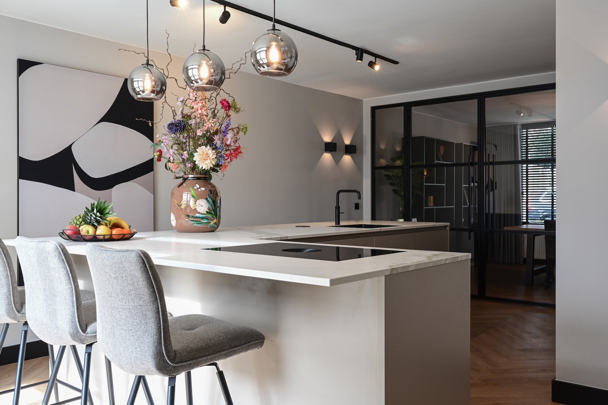 moderne interieur renovatie met luxe keuken en open leefruimte-Studio Thirty Two-Interieur,interieur-renovatie,keuken-met-kookeiland,luxe-interieur,maatwerk-interieur,modern-interieur,moderne-keuken,open-leefruimte,stalen-deuren,woning-verbouwing,woonkamer-renovatie-luxe keuken met kookeiland en moderne open leefruimte-OBLY