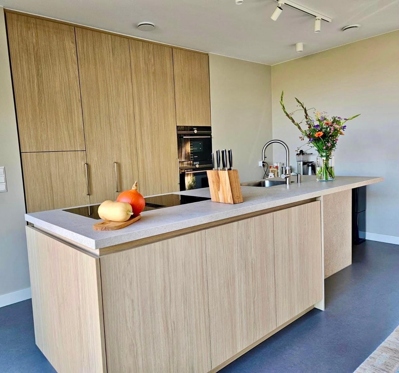 moderne maatwerk keuken met kookeiland en licht hout-voermans-design-keuken,greeploze-keuken,houten-keuken,keuken-eiland,keuken-inspiratie,keuken-interieur,keuken-met-kookeiland,keuken-op-maat,lichte-houten-keuken,maatwerk-keuken,minimalistische-keuken,moderne-keuken,moderne-woonkeuken,woonkeuken-moderne maatwerk keuken met kookeiland-OBLY
