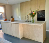 moderne maatwerk keuken met kookeiland en licht hout-voermans-design-keuken,greeploze-keuken,houten-keuken,keuken-eiland,keuken-inspiratie,keuken-interieur,keuken-met-kookeiland,keuken-op-maat,lichte-houten-keuken,maatwerk-keuken,minimalistische-keuken,moderne-keuken,moderne-woonkeuken,woonkeuken-moderne maatwerk keuken met kookeiland-OBLY