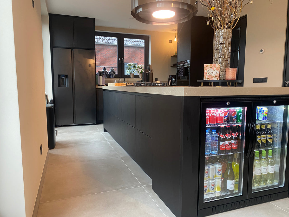 moderne zwarte keuken met kookeiland en luxe werkblad-voermans-design-keuken,keuken-eiland,keuken-inspiratie,keuken-interieur,keuken-met-drankkoeling,keuken-met-kookeiland,keuken-op-maat,luxe-keuken,maatwerk-keuken,minimalistische-keuken,moderne-keuken,moderne-woonkeuken,zwarte-keuken,zwarte-keukenfronten-moderne zwarte keuken met kookeiland-OBLY