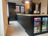 moderne zwarte keuken met kookeiland en luxe werkblad-voermans-design-keuken,keuken-eiland,keuken-inspiratie,keuken-interieur,keuken-met-drankkoeling,keuken-met-kookeiland,keuken-op-maat,luxe-keuken,maatwerk-keuken,minimalistische-keuken,moderne-keuken,moderne-woonkeuken,zwarte-keuken,zwarte-keukenfronten-moderne zwarte keuken met kookeiland-OBLY