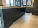 moderne zwarte keuken met kookeiland en luxe werkblad-voermans-design-keuken,keuken-eiland,keuken-inspiratie,keuken-interieur,keuken-met-drankkoeling,keuken-met-kookeiland,keuken-op-maat,luxe-keuken,maatwerk-keuken,minimalistische-keuken,moderne-keuken,moderne-woonkeuken,zwarte-keuken,zwarte-keukenfronten-moderne zwarte keuken met kookeiland-OBLY