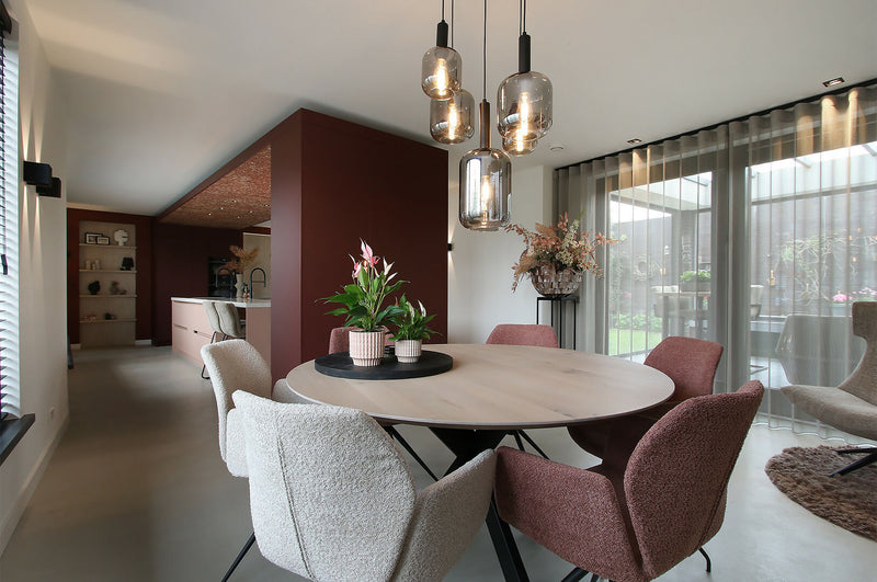 Keuken met plafond van gedroogde rozenblaadjes