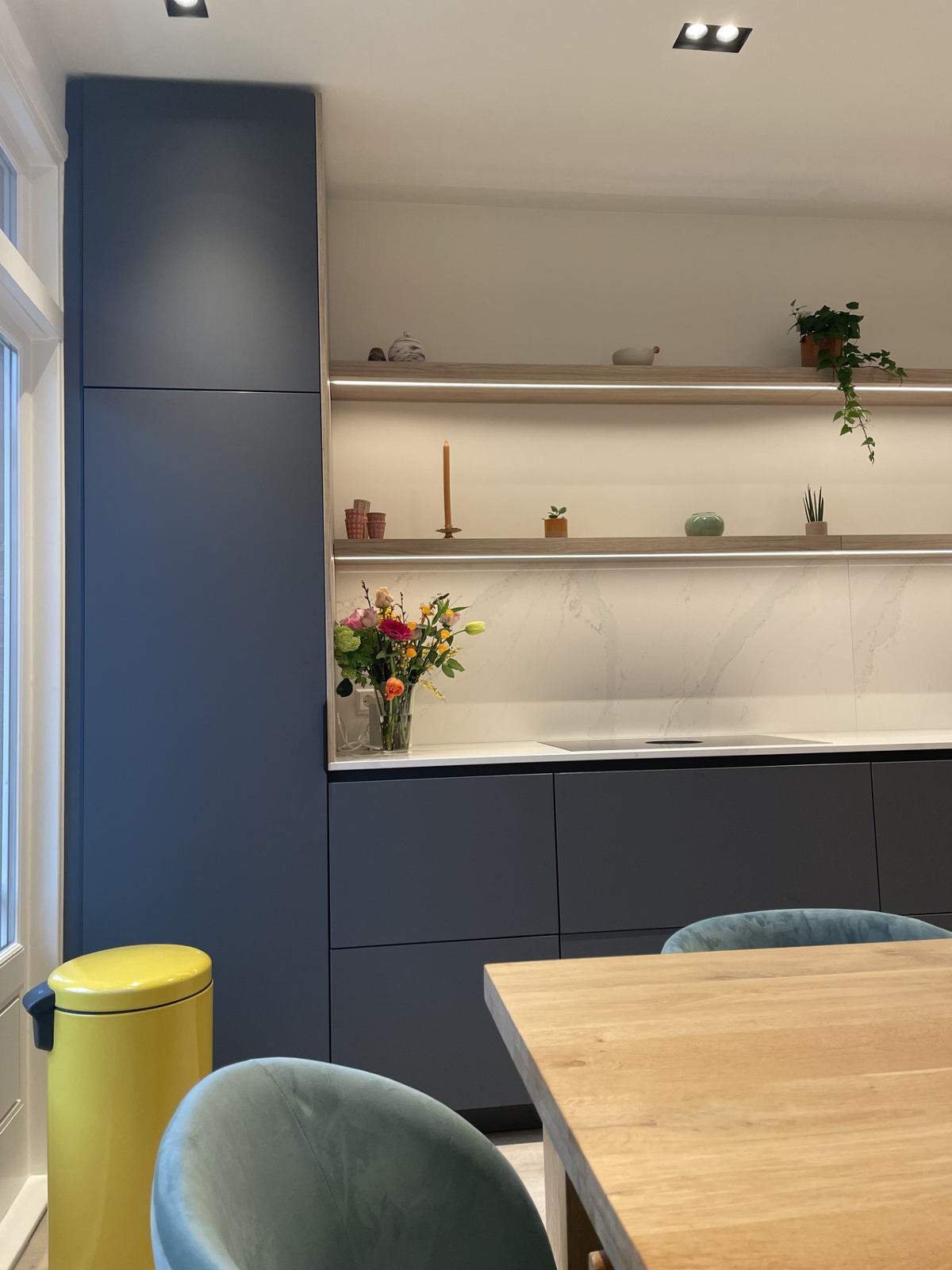 nieuwe indeling appartement met keukenverplaatsing-Lin design-appartement-amsterdam,appartement-interieur,appartement-renovatie,interieur-renovatie,keuken-met-eetbank,keuken-renovatie,keuken-verplaatsen,maatwerk-interieur,maatwerk-meubels,nieuwe-indeling-appartement,renovatie-amsterdam,woning-verbouwing-OBLY