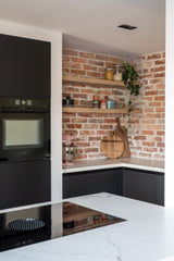 renovatie met nieuwe leefkeuken en moderne woonkamer-Studio Thirty Two-complete-woning-renovatie,interieur-ontwerp,interieur-renovatie,Keuken,keuken-renovatie,leefkeuken,moderne-indeling,uitbouw-woning,verduurzaming,woning-verbouwing,woonkamer-renovatie-Haardwand & zwarte keuken | Maatwerk interieur-OBLY